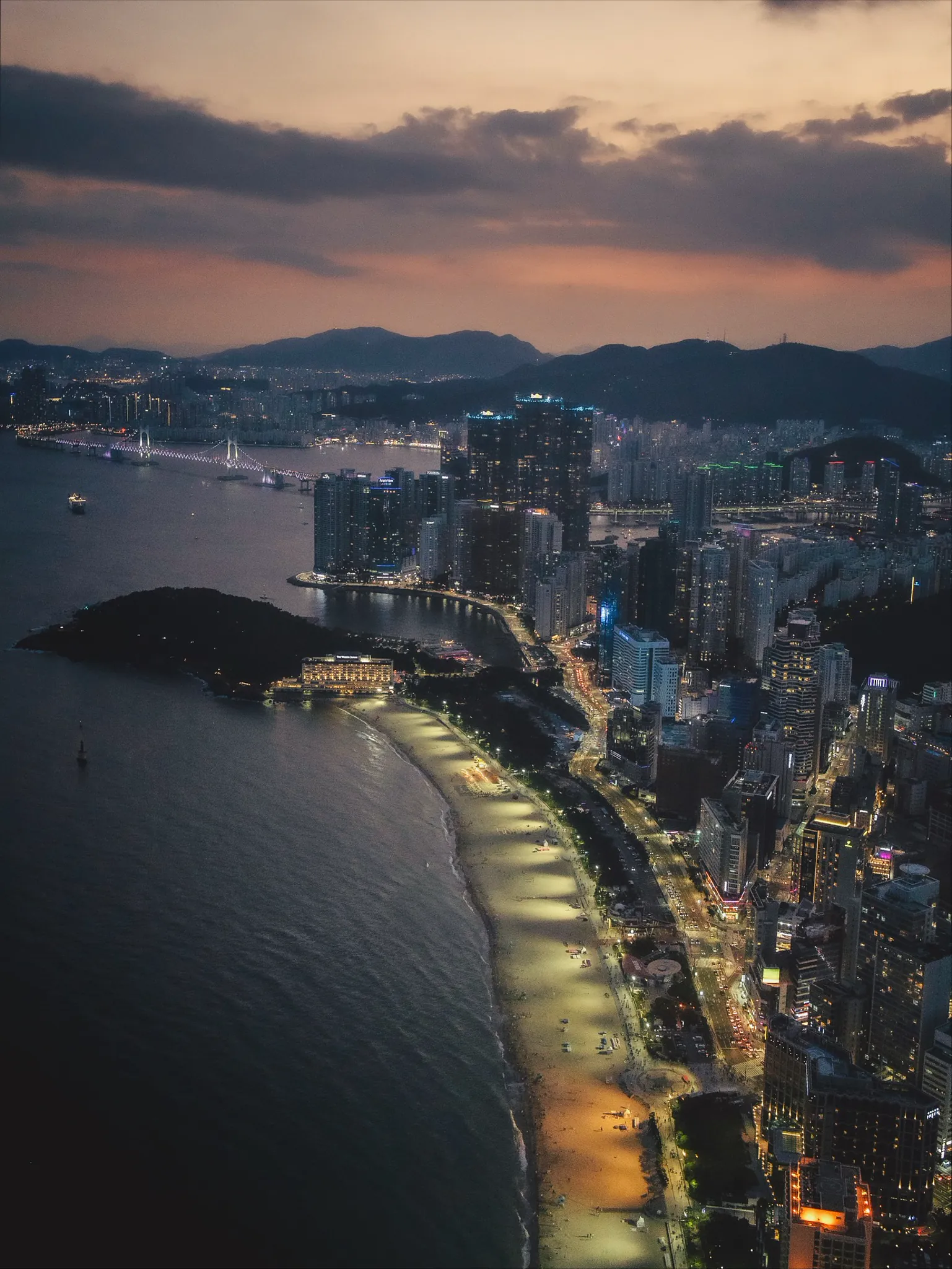 庆州夕阳下的海岸线与高楼